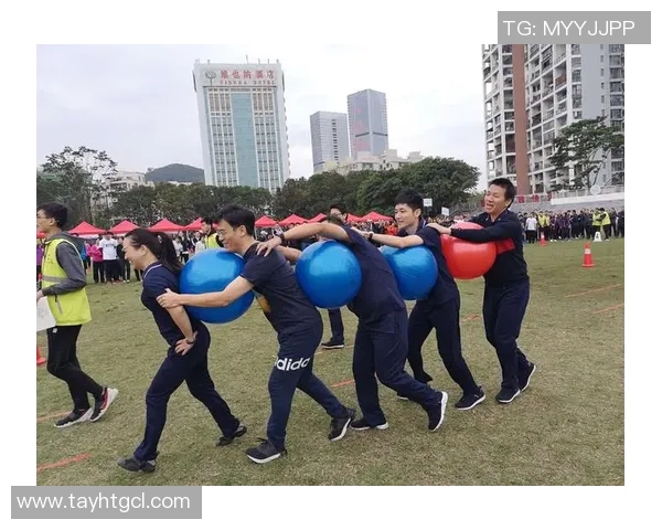 足球明星化身路人惊喜现身街头引发围观视频曝光趣味十足