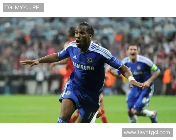 足球明星回头瞬间精彩合集展现球场魅力与个人风采